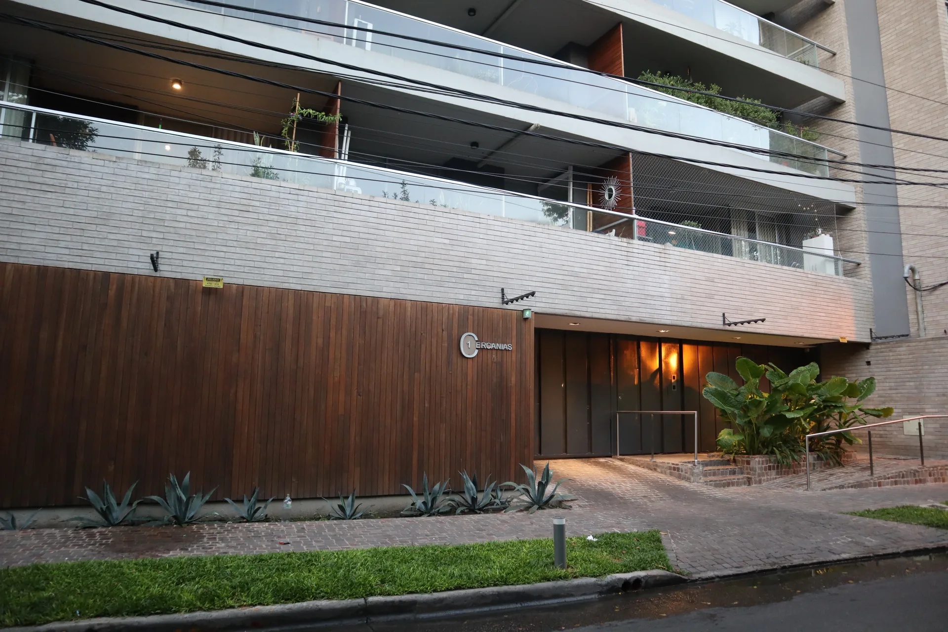 Cercanías 1 building exterior, Tigre